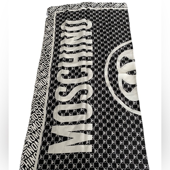 ❤️NWT boutique MOSCHINO 90x90cm - Picture 3 of 5